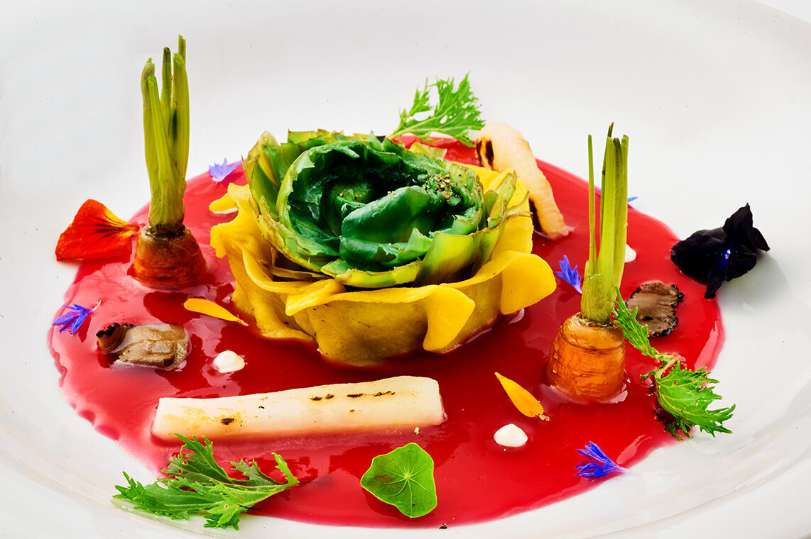 Ho visto un re – raviolo aperto al carciofo con brodo leggero di ibiscus piccante, verdure croccanti e tartufo
