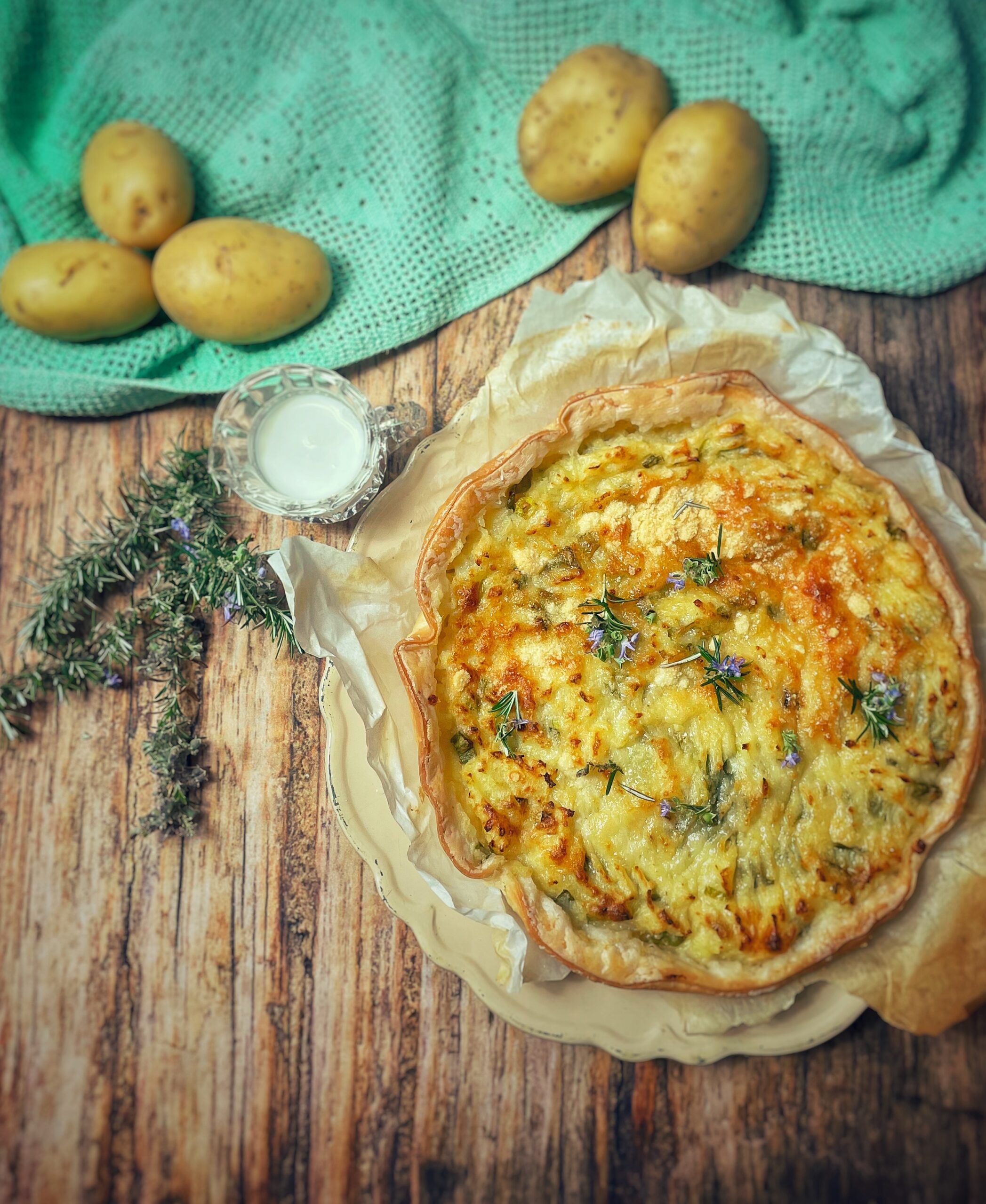 Homity pie con fiori di rosmarino (Gran Breatagna)
