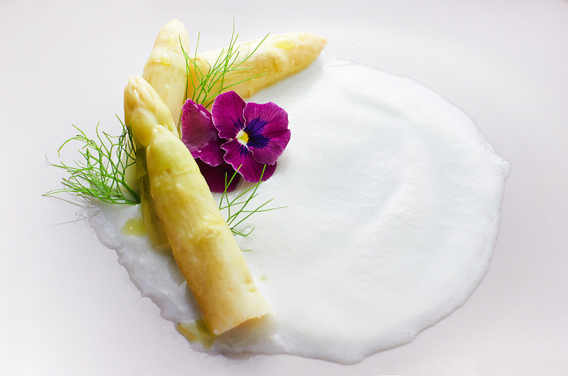 In bianco – crema di mandorle e asparagi bianchi