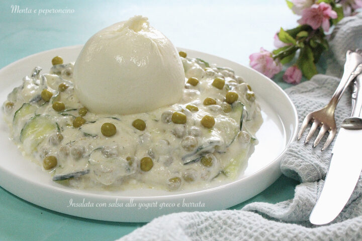Insalata con salsa allo yogurt greco e burrata