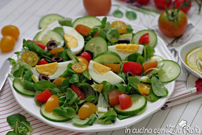 Insalata con uova e verdure leggera e gustosa