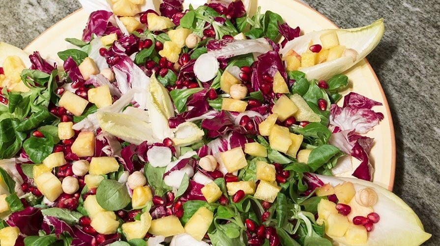 Insalata con valeriana e frutti di melograno