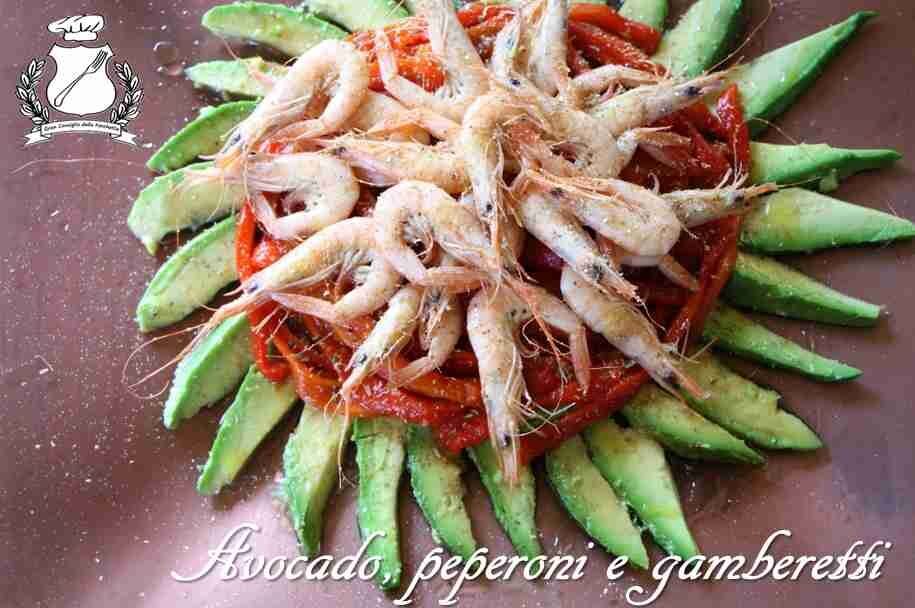 Insalata di avocado, peperoni e gamberetti
