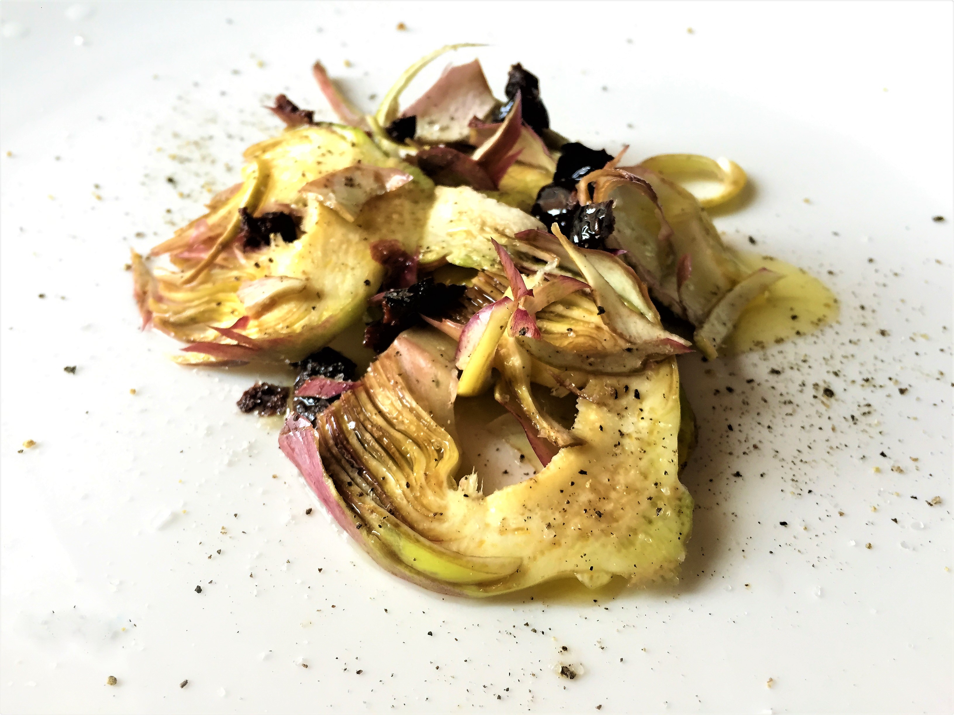 Insalata di carciofi con tartare di olive taggiasche