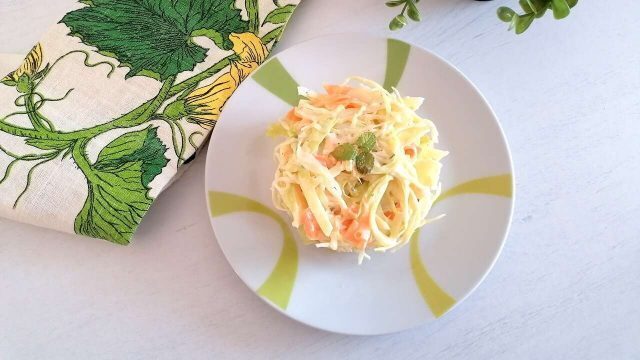 Insalata di cavolo e carote light (coleslaw)