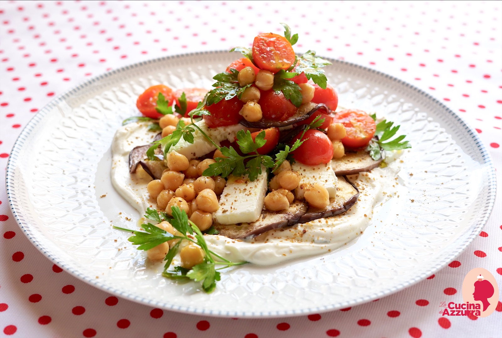 Insalata di ceci con melanzane con crema di yogurt e cumino