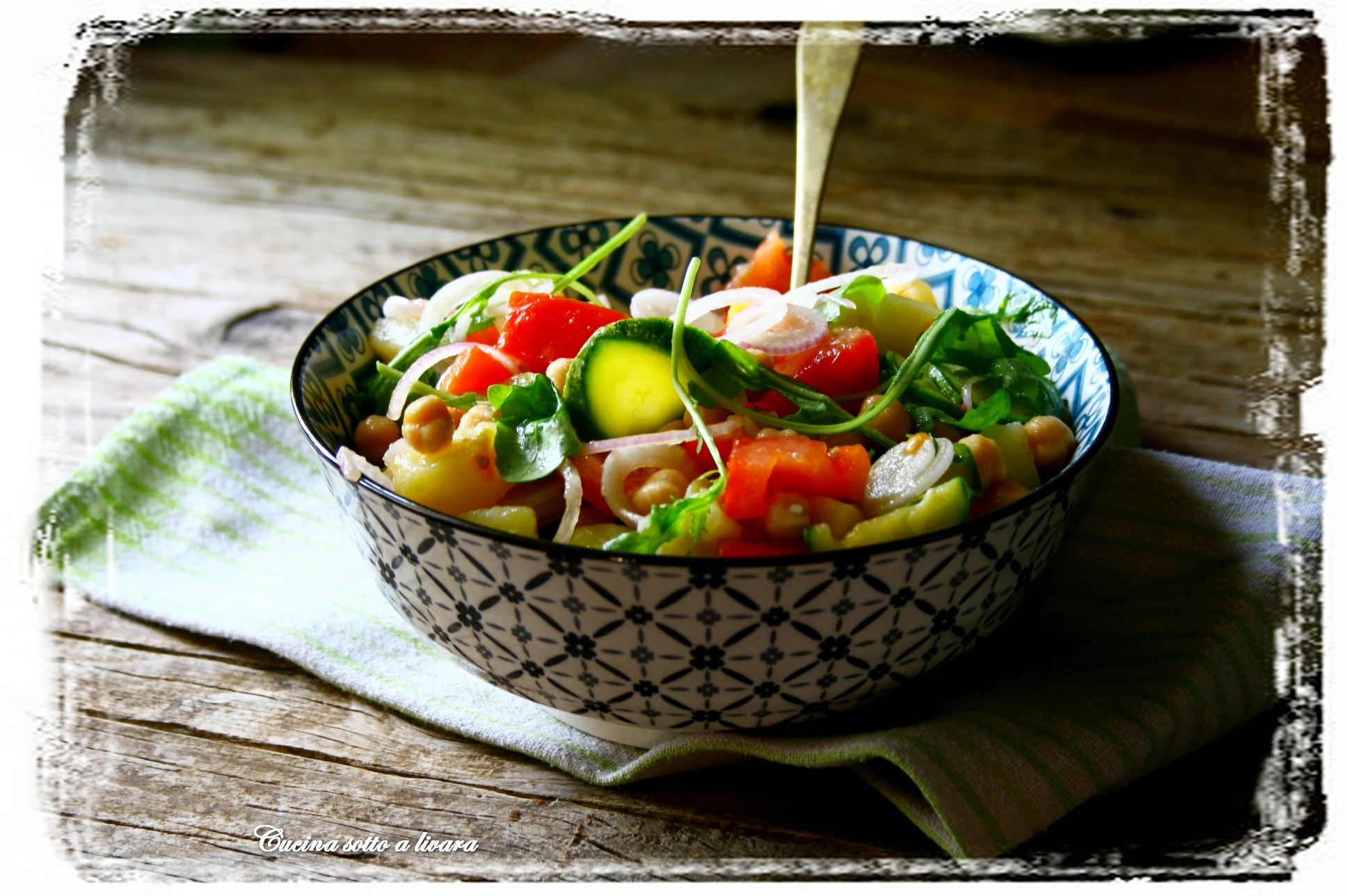 Insalata di ceci e mix di verdure (cotte e crude)