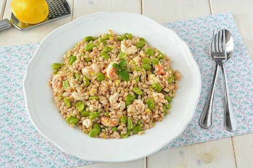 Insalata di farro con fave e gamberi al limone