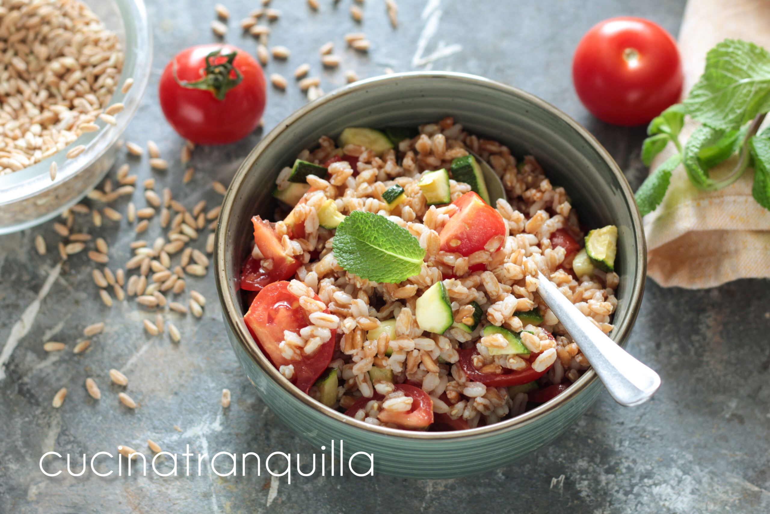 Insalata di farro con zucchine e pomodorini