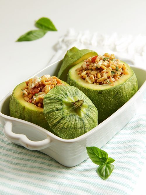Insalata di farro nelle zucchine tonde