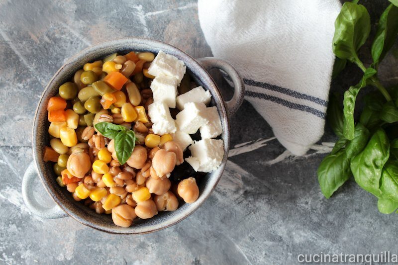 Insalata di farro vegetariana con feta