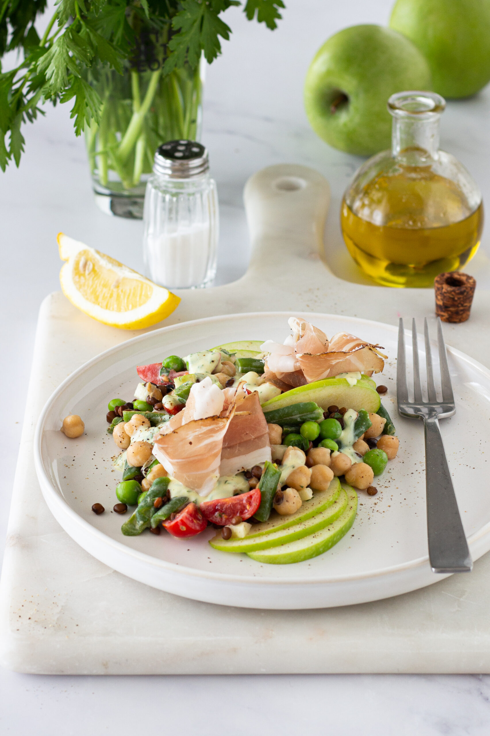 Insalata di legumi con speck e mele