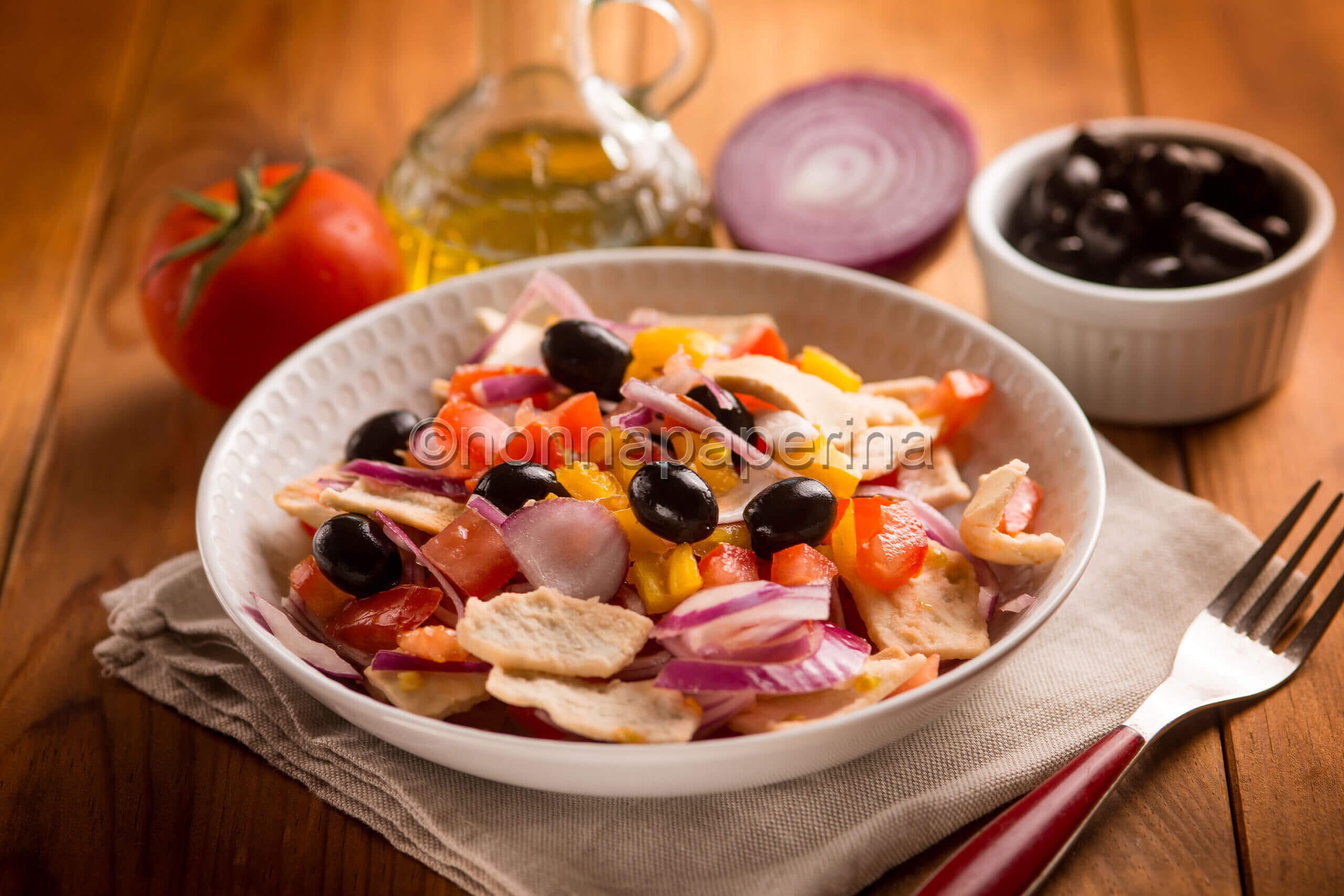 Insalata di pane zichi, una tipica ricetta sarda da gustare
