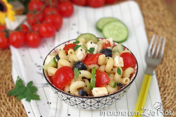 Insalata di pasta fredda feta e cetrioli