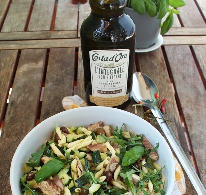 Insalata di pasta tiepida con sgombro e zucchine