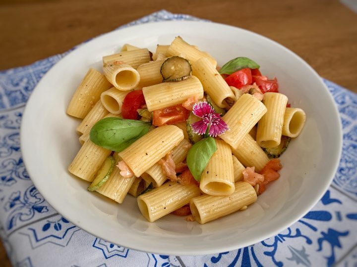 Insalata di pasta zucchine e salmone