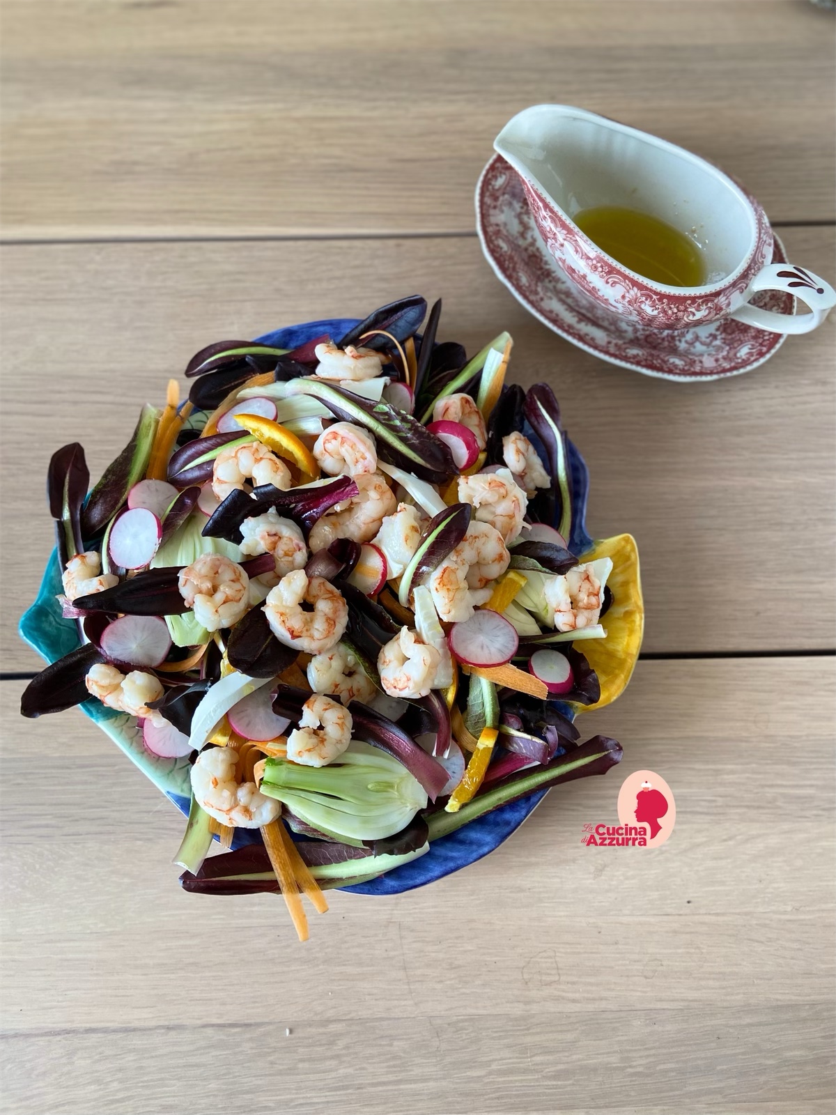 Insalata di pesce con radicchio scoltellato