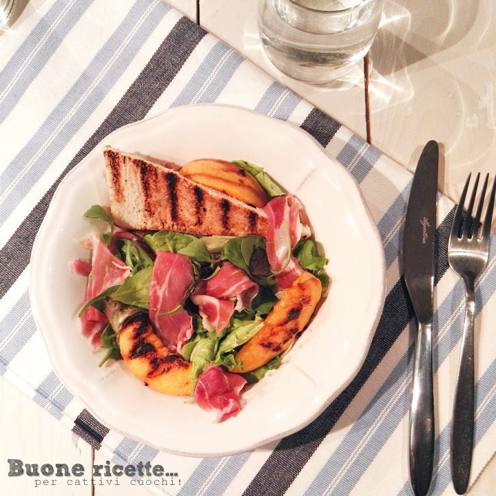 Insalata di pesche e prosciutto crudo