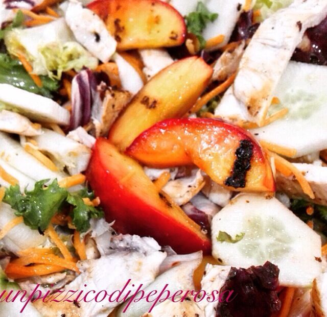 Insalata di pollo e peche noci