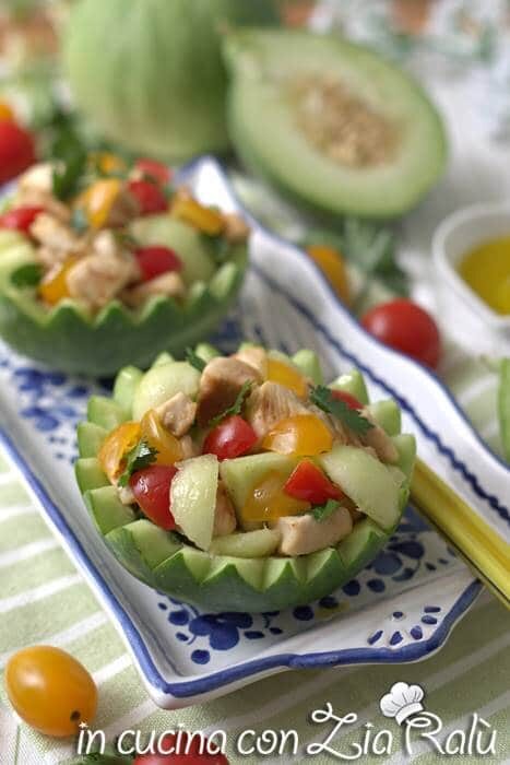 Insalata di pollo e verdure nei barattieri