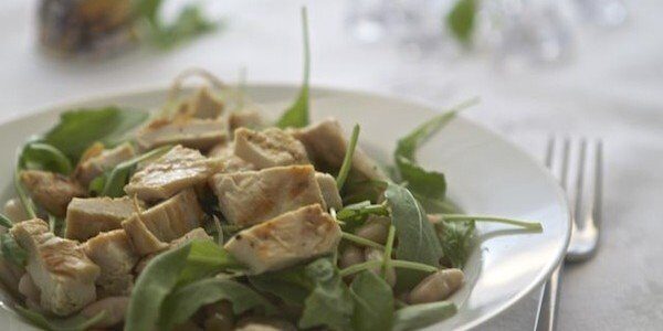Insalata di pollo, fagioli e rucola