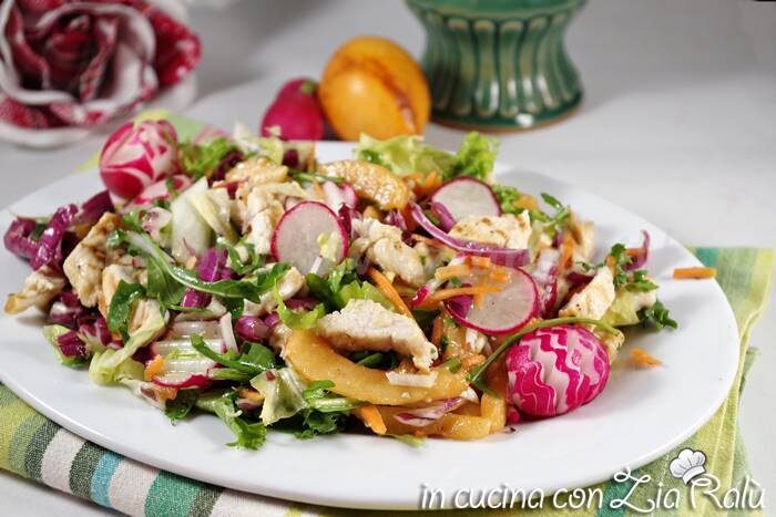 Insalata di pollo light con nespole giapponesi