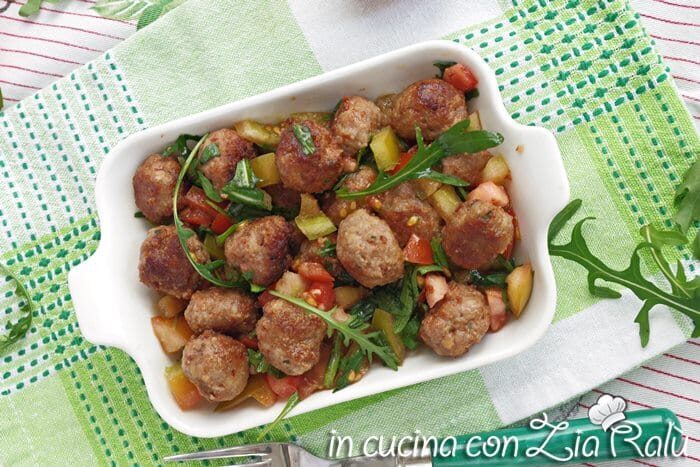 Insalata di polpettine pomodori e rucola