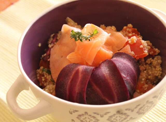 Insalata di quinoa salmone e carote viola