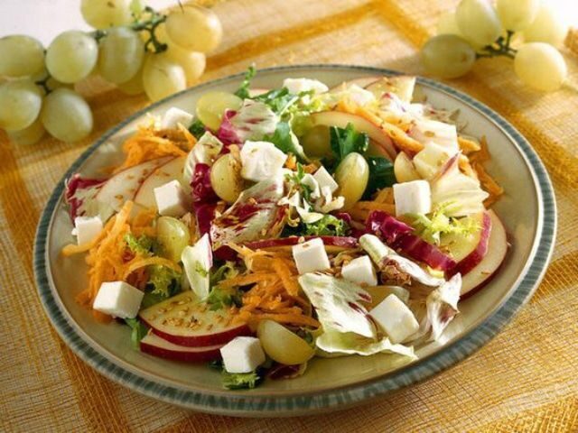 Insalata di radicchio con frutta e feta