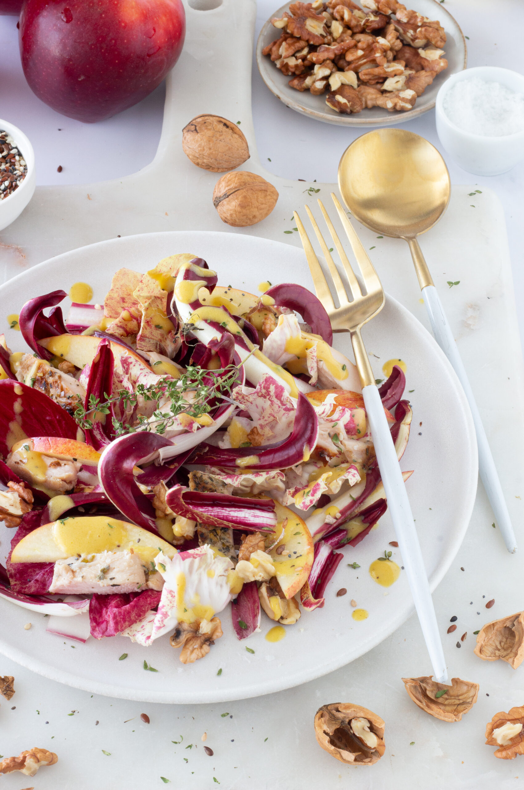 Insalata di radicchio, pollo grigliato e mele
