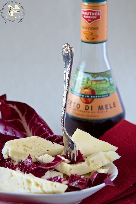 Insalata di Radicchio rosso di Treviso , Asiago D.O.P. , aceto di mele e speck