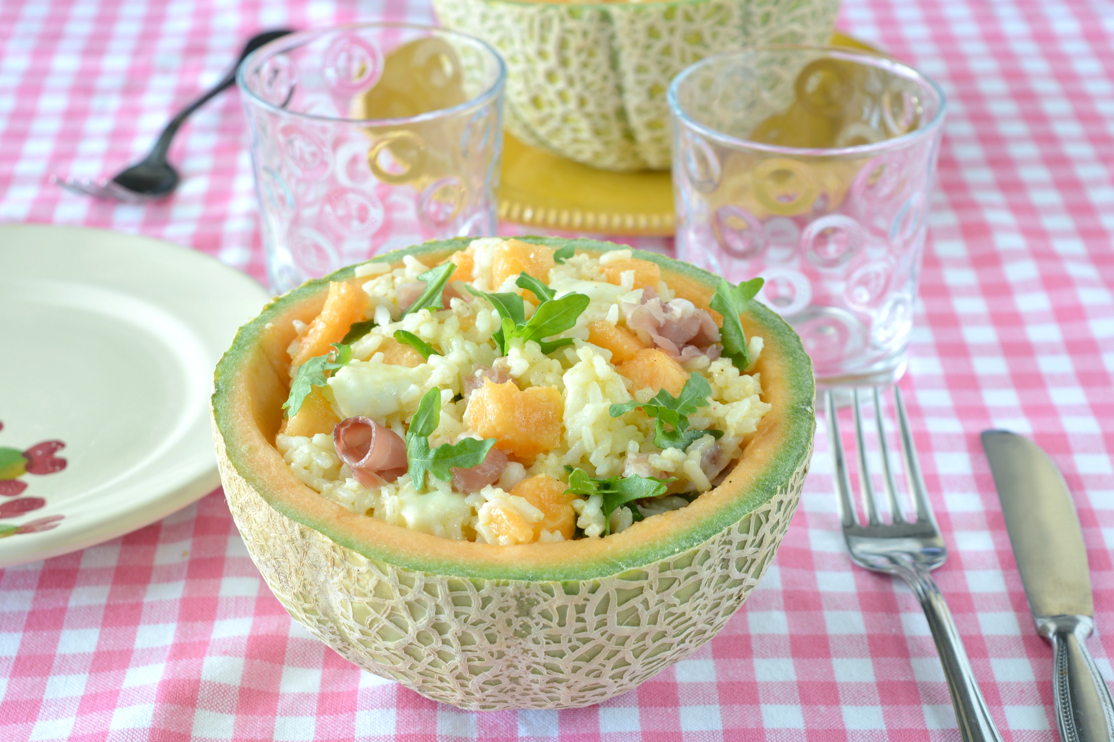 Insalata di riso con melone e prosciutto crudo