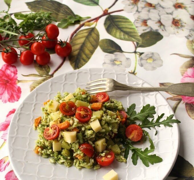 Insalata di riso con pesto di rucola, verdure e formaggio