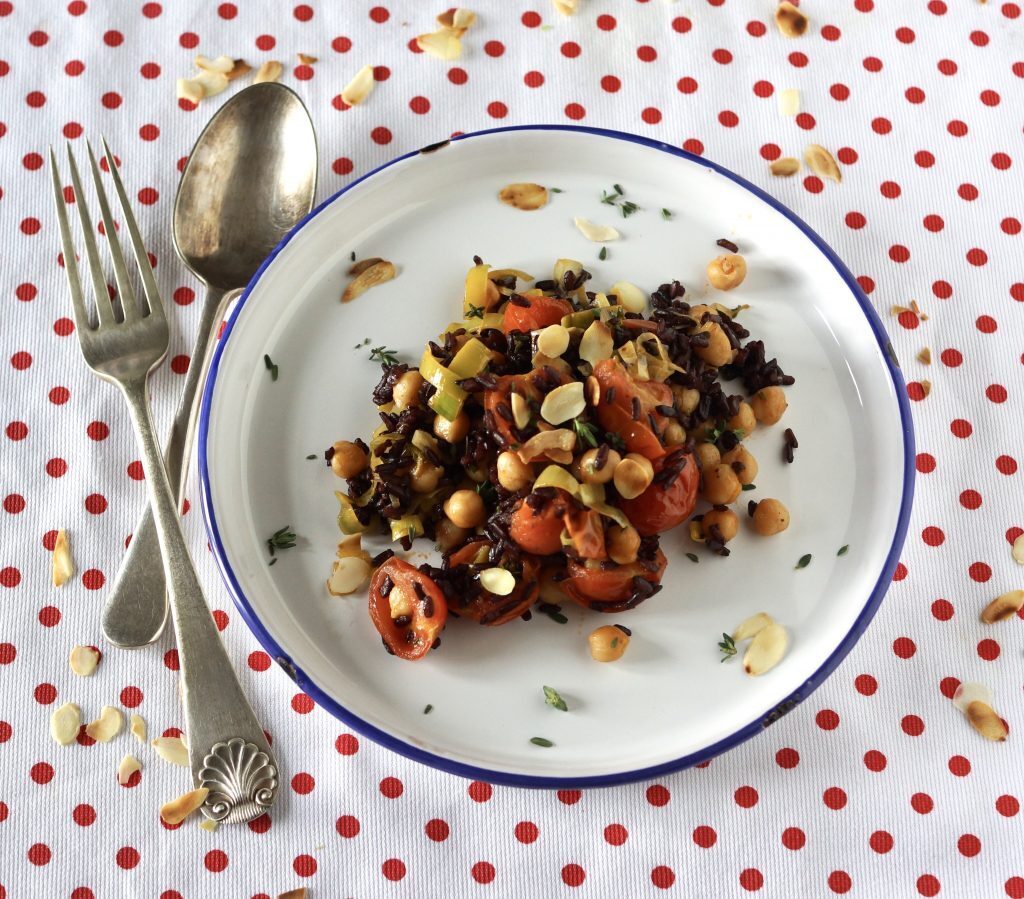 Insalata di riso nero con verdurine e ceci