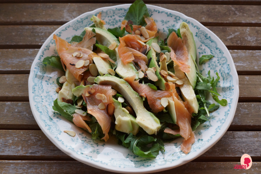 Insalata di rucola con salmone, avocado e mandorle