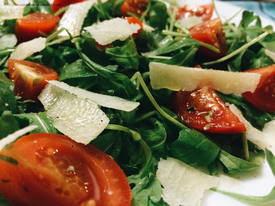 Insalata di rucola, pomodorini e parmigiano