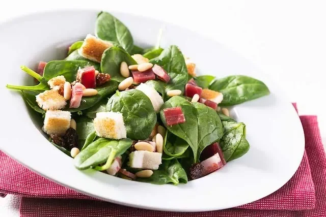 Insalata di spinacino speck e pinoli