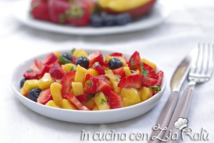 Insalata fragole mango e mirtilli