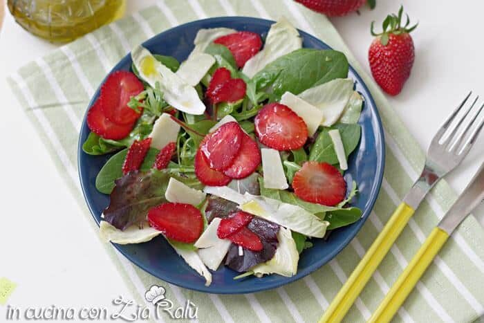 Insalata mista fragole e grana
