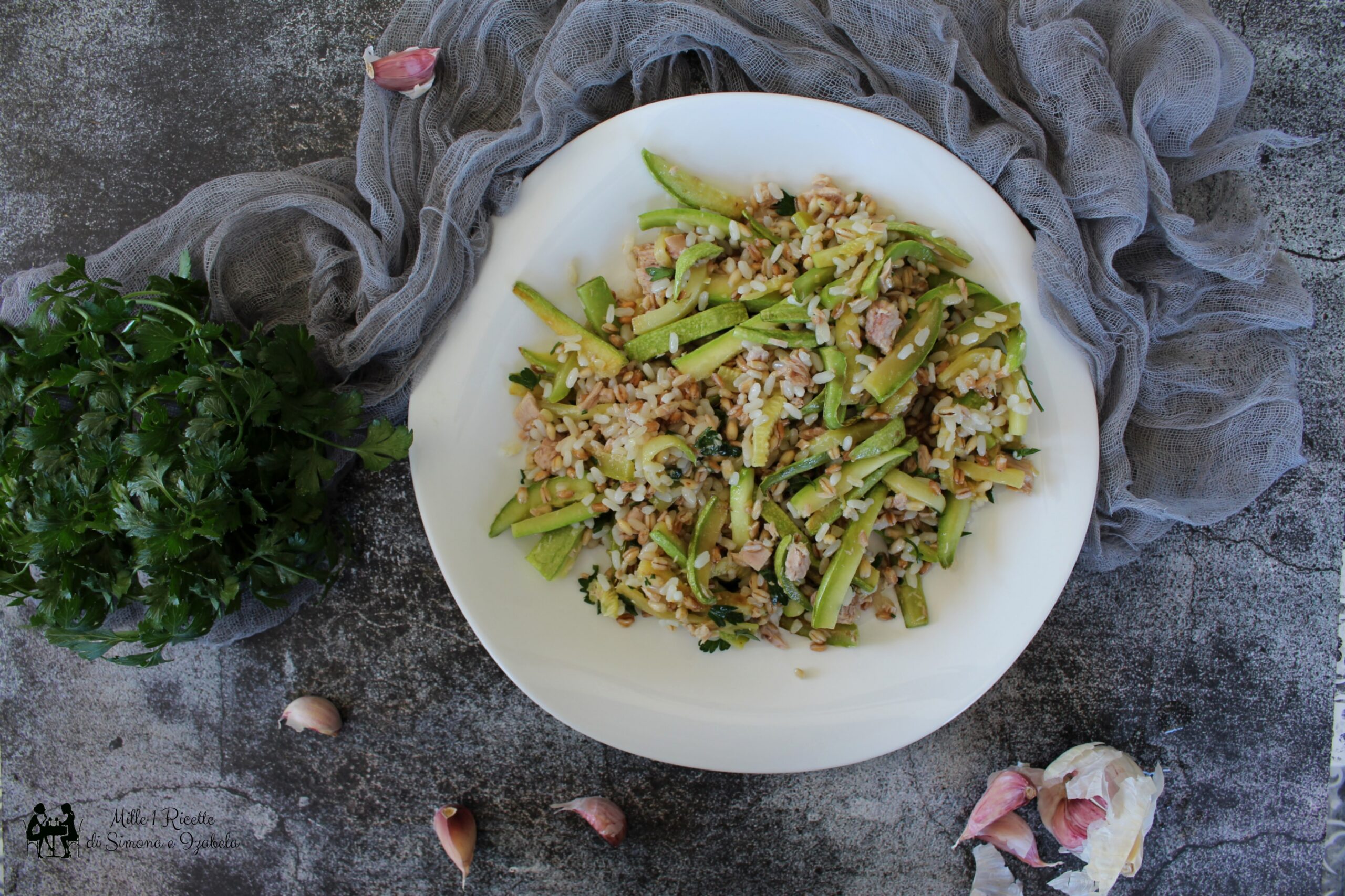 Insalata tiepida di riso e cereali con verdure e tonno al limone