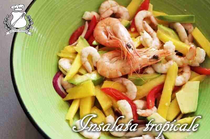 Insalata tropicale con gamberi