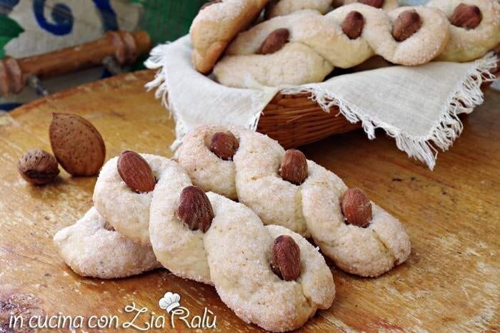 Intorchiate pugliesi – dolci con mandorle