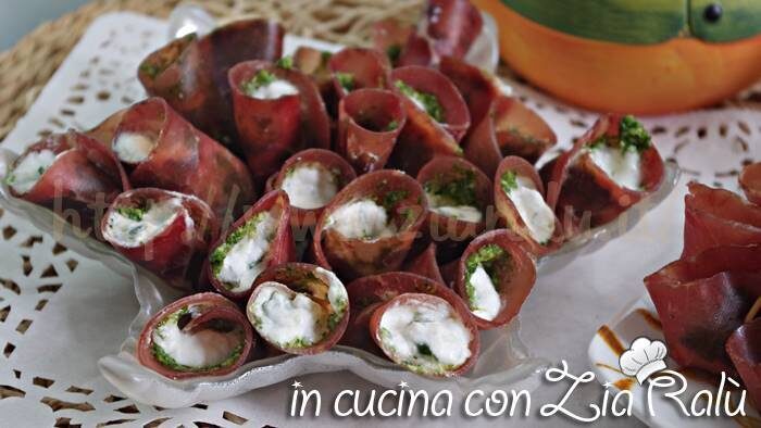 Involtini di bresaola ricotta e pesto alla rucola