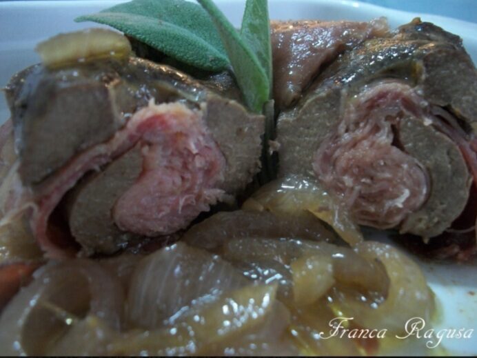 Involtini di fegato ripieni di speck su un letto di cipolla caramellata