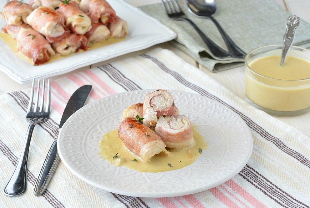 Involtini di pollo e speck con crema alla senape