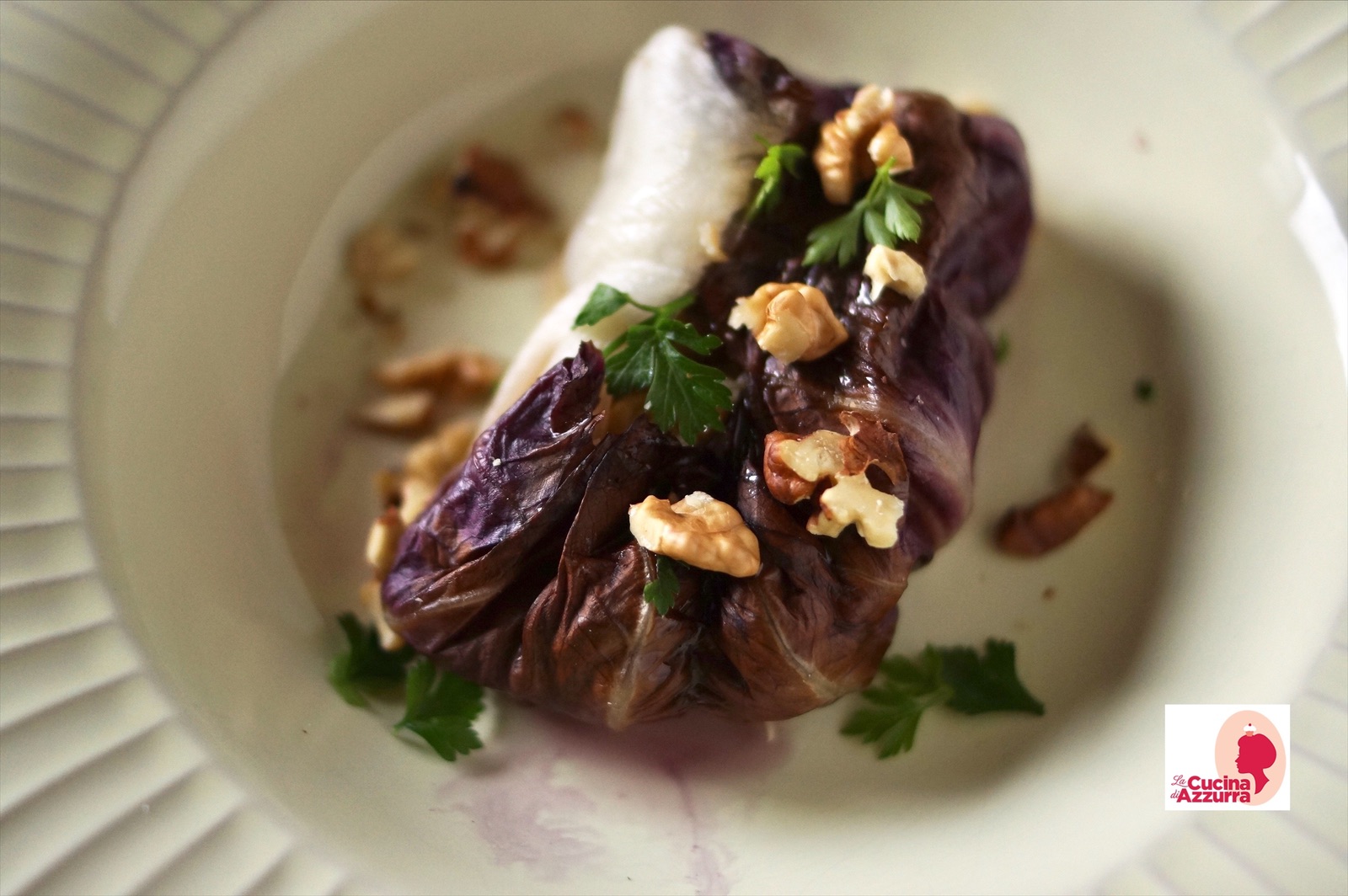 Involtini di radicchio su crumble di noci al miele