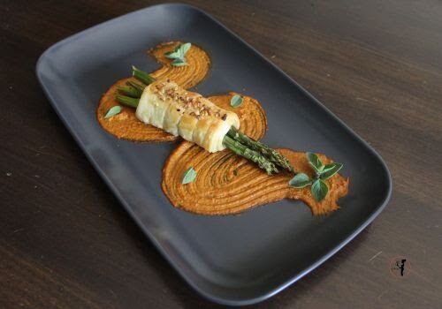 Involtini di sfoglia e asparagi su fonduta di carote (ricetta per friggitrice ad aria)
