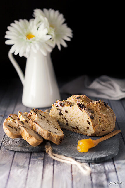 Irish soda bread con uvetta e pinoli
