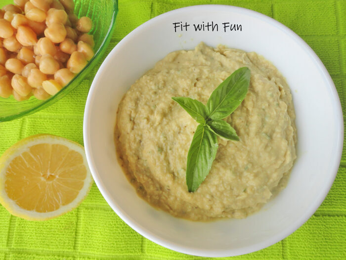 Italian style hummus di ceci con pesto alla genovese