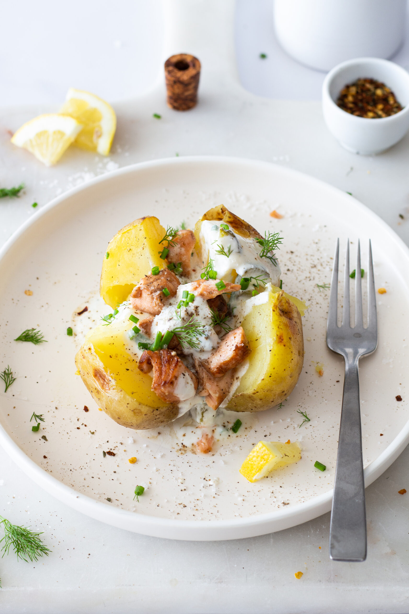 Jacket potatoes con panna acida e salmone